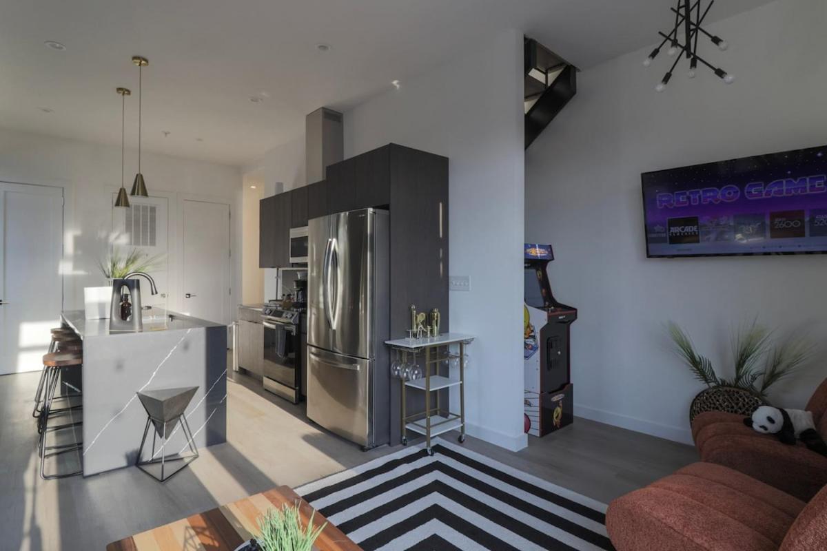 Apartment Unit 9 Luxe 2 Bedroom Penthouse Sleeps 6 *